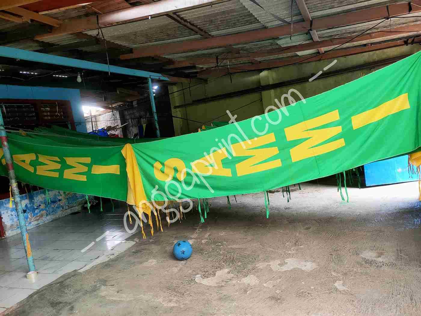 Jasa Sablon Umbul-Umbul Custom — Warna Tajam, Tahan Cuaca, Harga Grosir (2)