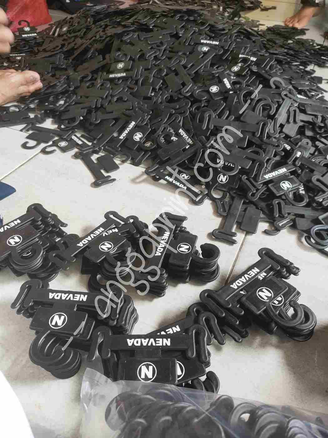 Jasa Sablon Hanger Sandal Custom — Hangtag Display Brand Sandal Anda